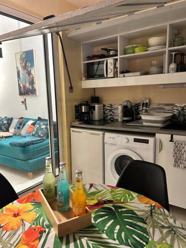 Η κουζίνα ή μικρή κουζίνα στο Le Voyage est le Rêve de MARY La Baie Tartane