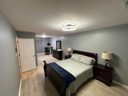 una camera con un letto e una porta bianca di Spacious, Stylish and Luxurious a Brandywine