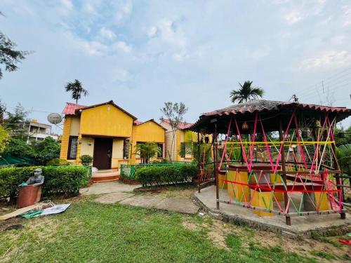 - une aire de jeux dans la cour d'une maison dans l'établissement Resort Green Earth, à Tajpur