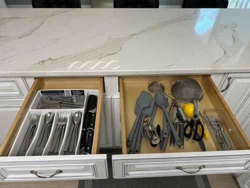 un cassetto pieno di utensili in cucina di Spacious, Stylish and Luxurious a Brandywine