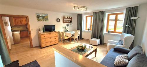 un salon avec un canapé et une table dans l'établissement Ferienwohnungen Haus Stierschneider, à Spitz