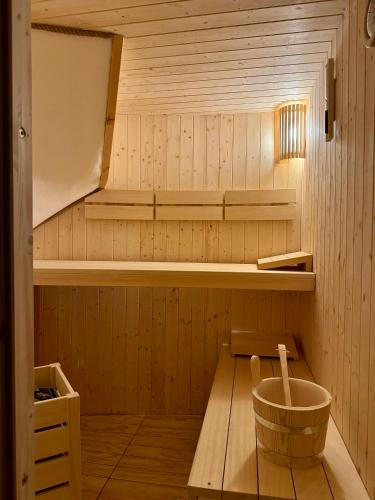 a small sauna with a bucket in it at Casetta Zoe - Private Sauna in Margone