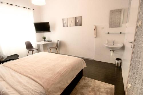 Μια τηλεόραση ή/και κέντρο ψυχαγωγίας στο City centre - Room 1 with shared bathroom