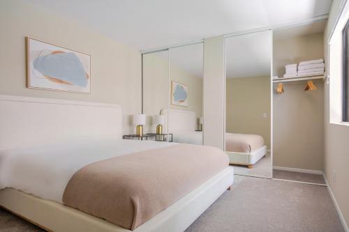 Postel nebo postele na pokoji v ubytování Blueground Burbank pool nr Burbank Town Center LAX-1381