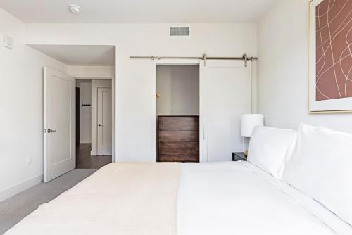 Castro CityにあるBlueground Mountain View pool nr Shoreline Park SFO-1959の部屋にある大きな白いベッドのある寝室