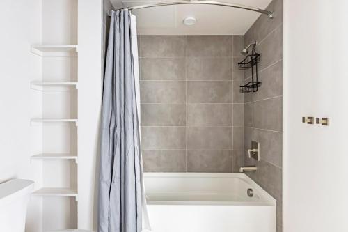 Castro CityにあるBlueground Mountain View pool nr Shoreline Park SFO-1959のバスルーム(バスタブ、シャワーカーテン付)