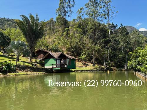 una casa a orillas de un río en Estação Serramar, en Lumiar