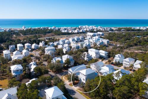 eine Luftansicht eines Wohnviertels mit Strand in der Unterkunft Vitamin Sea in Inlet Beach