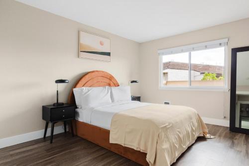フォスター・シティにあるBlueground Foster City pool nr Lagoon SFO-2053のベッドと窓のある寝室