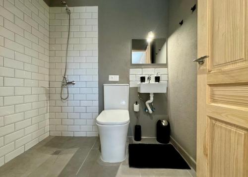 a bathroom with a white toilet and a sink at Fathill Finca in Tamaide