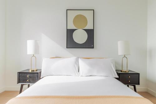 Postel nebo postele na pokoji v ubytování Blueground South Williamsburg view nr Brooklyn Bridge NYC-2135