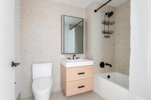 Koupelna v ubytování Blueground South Williamsburg view nr Brooklyn Bridge NYC-2135