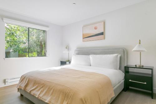 Ένα ή περισσότερα κρεβάτια σε δωμάτιο στο Blueground Shoreline West pool nr Shoreline Park SFO-2075