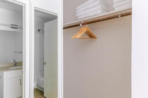 Ένα μπάνιο στο Blueground Shoreline West pool nr Shoreline Park SFO-2075