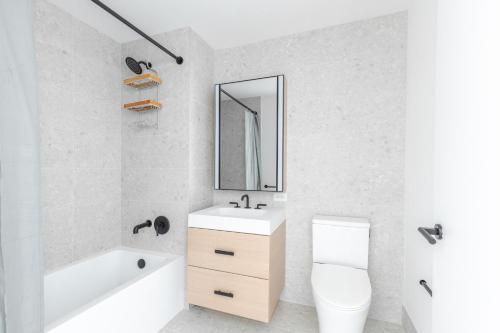 Koupelna v ubytování Blueground Southside doorman nr Brooklyn Bridge NYC-2132