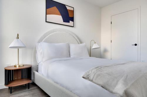 - une chambre blanche avec un lit blanc et une lampe dans l'établissement Blueground New Tacoma balcony nr Museum SEA-957, à Tacoma