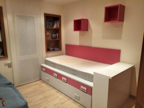 a bed in a room with a red and white bed frame at Apartamento Rocio en Calella in Calella de Palafrugell