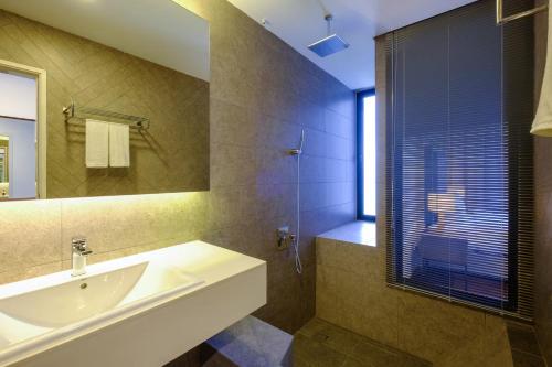 Ванная комната в Seaview Studio 2BR 3BR Tanjung Point Residences