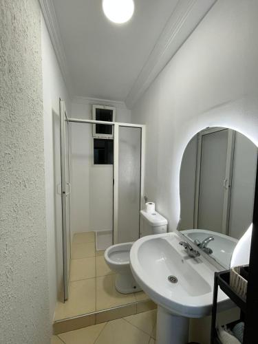 ein weißes Badezimmer mit Waschbecken und Toilette in der Unterkunft resident faouzi Tamara harhora plage in El Harhoura