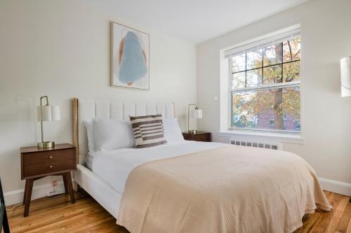 ケンブリッジにあるBlueground Ward Two pool nr Prospect Hill Park BOS-1274のベッドと窓のある白い寝室
