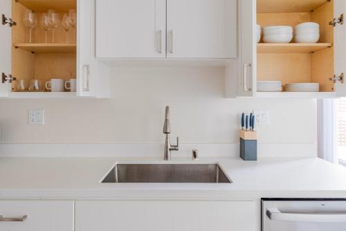 Η κουζίνα ή μικρή κουζίνα στο Blueground Midtown pool nr Stanford Park SFO-1868