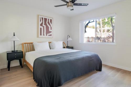 Ένα ή περισσότερα κρεβάτια σε δωμάτιο στο Blueground Midtown pool nr Stanford Park SFO-1868