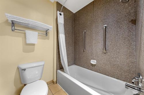 een badkamer met toilet, bad en wastafel bij Best Western Plus Shamrock Inn & Suites in Shamrock