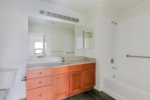 Ένα μπάνιο στο Blueground Diridon pool nr San Jose Museum SFO-2089