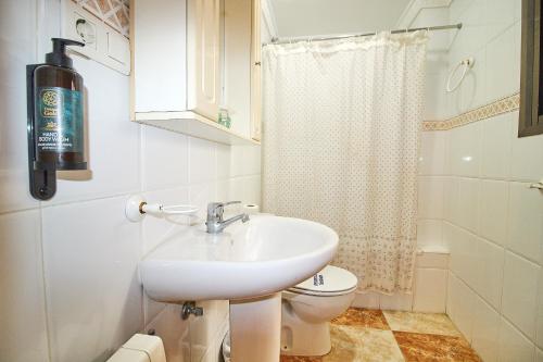 ロンダにあるオテル ビルゲン デ ロス レイエスの洗面台とトイレを備えた白いバスルーム