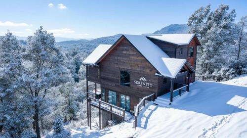 una vista aerea di una baita di tronchi nella neve di Heated Pool - Incredible Sunsets - Designed 4 FUN a Sevierville