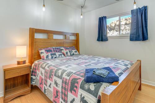 Ένα ή περισσότερα κρεβάτια σε δωμάτιο στο Trail Access On-Site! Scenic Rock Springs Getaway