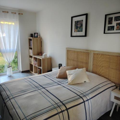 a bedroom with a large bed and a window at Au Chat l'Heureux in Mackenheim