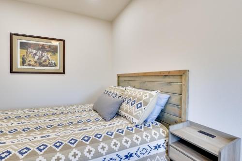 Un dormitorio con una cama con almohadas azules y blancas. en Trail Access and Scenic Views! Rural Hot Springs Gem, en Hot Springs
