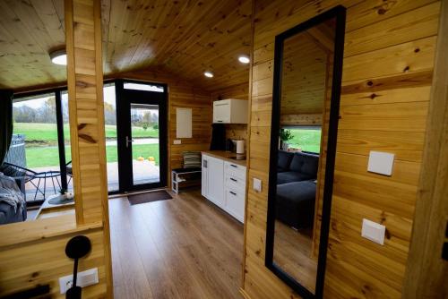 Kuchyň nebo kuchyňský kout v ubytování Privatus romantiškas namelis dviems prie vandens Šilalės rajone