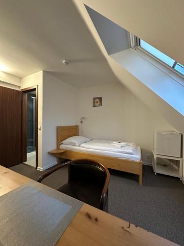 een kamer met een bed en een bureau in een kamer bij Penzion Laskala in Tišnov