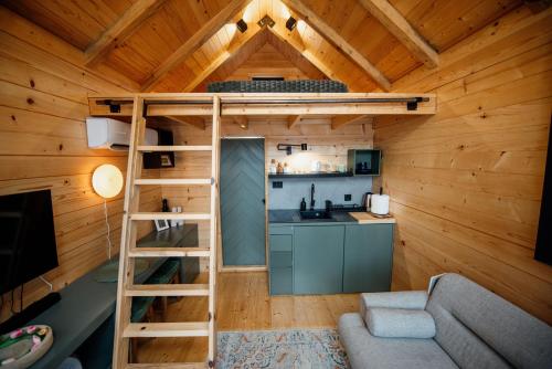 ノヴァ・ヴァロシュにあるKuća na drvetu - Zlatar Hill - Treehouseの小さな家のロフトベッド付きの部屋