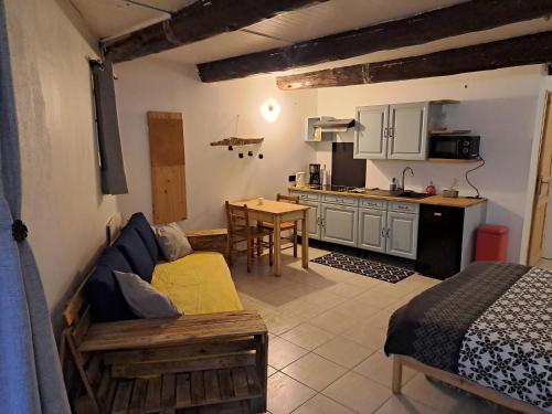 Una cocina o cocineta en Cozy Studio à Tavel