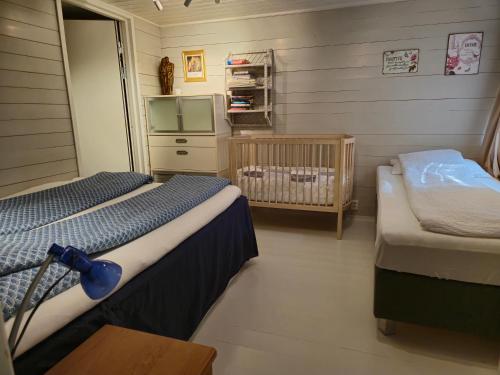 Ένα ή περισσότερα κρεβάτια σε δωμάτιο στο Familievennlig