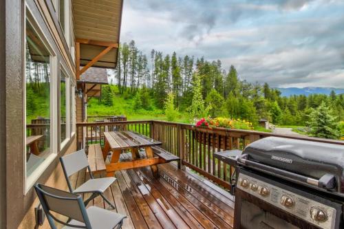 Balkón nebo terasa v ubytování Charming Mountain Cabin for a Family Getaway near Lake McDonald, Montana