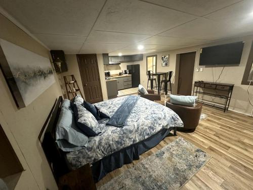 ein Schlafzimmer mit einem Bett mit Kissen darauf in der Unterkunft Cozy Cabin for Two by the Lake for a Peaceful Escape in Opelika, Alabama in Opelika