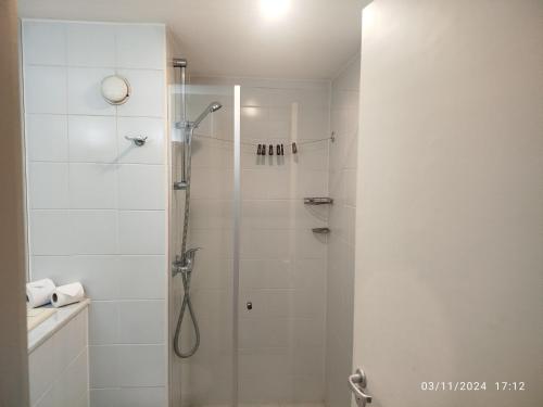 グアルーリョスにあるHotel Guarulhos Flat 902の浴室のガラス扉付きシャワー