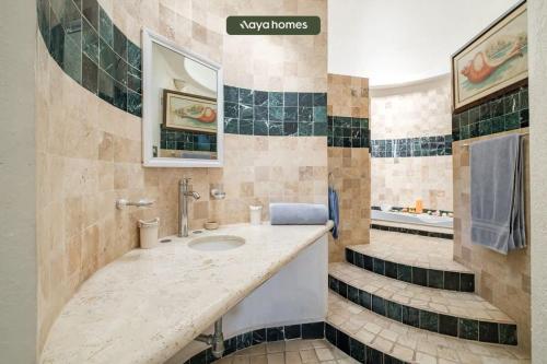 une salle de bain avec un lavabo et une baignoire dans l'établissement Amazing House -Private Pool - Tennis - Paddle Cour, à Acapulco