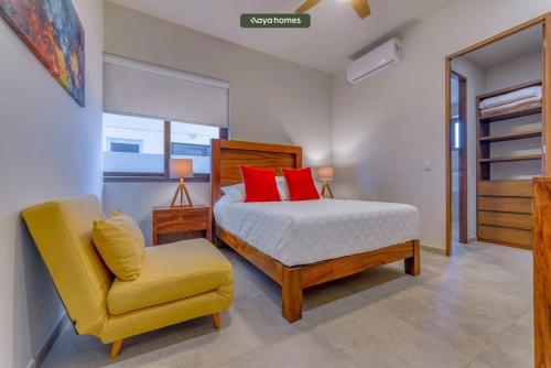 Postel nebo postele na pokoji v ubytování Luxurious 3BR Condo Right Next to the Beach - King