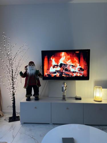 a statue of a man standing in front of a tv at Sara Apartament in Turek