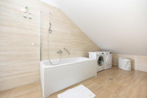 Luxury Villa with Pool, Sauna & Gym-5 Bedrooms