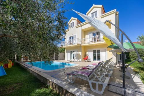 Luxury Villa with Pool, Sauna & Gym-5 Bedrooms