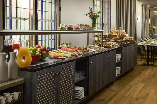 Un desayuno buffet con frutas y comida en exposición. en NH Paris Gare de l'Est, en París