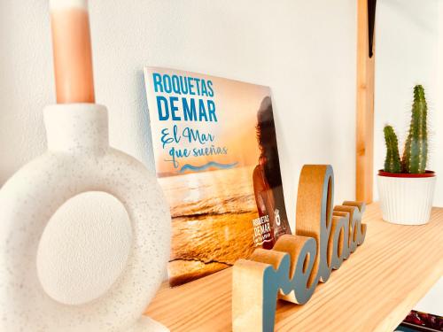 a white vase sitting on a desk with a sign at SOL Aguadulce in Roquetas de Mar