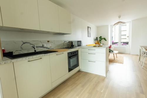 Kuchyň nebo kuchyňský kout v ubytování Superbe T2 au Centre d 'Orsay Proche Gare RER