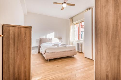 ein Schlafzimmer mit einem Bett und einem Deckenventilator in der Unterkunft Sesto Rondò Ospedale San Raffaele 4 Pax Wi-Fi in Sesto San Giovanni